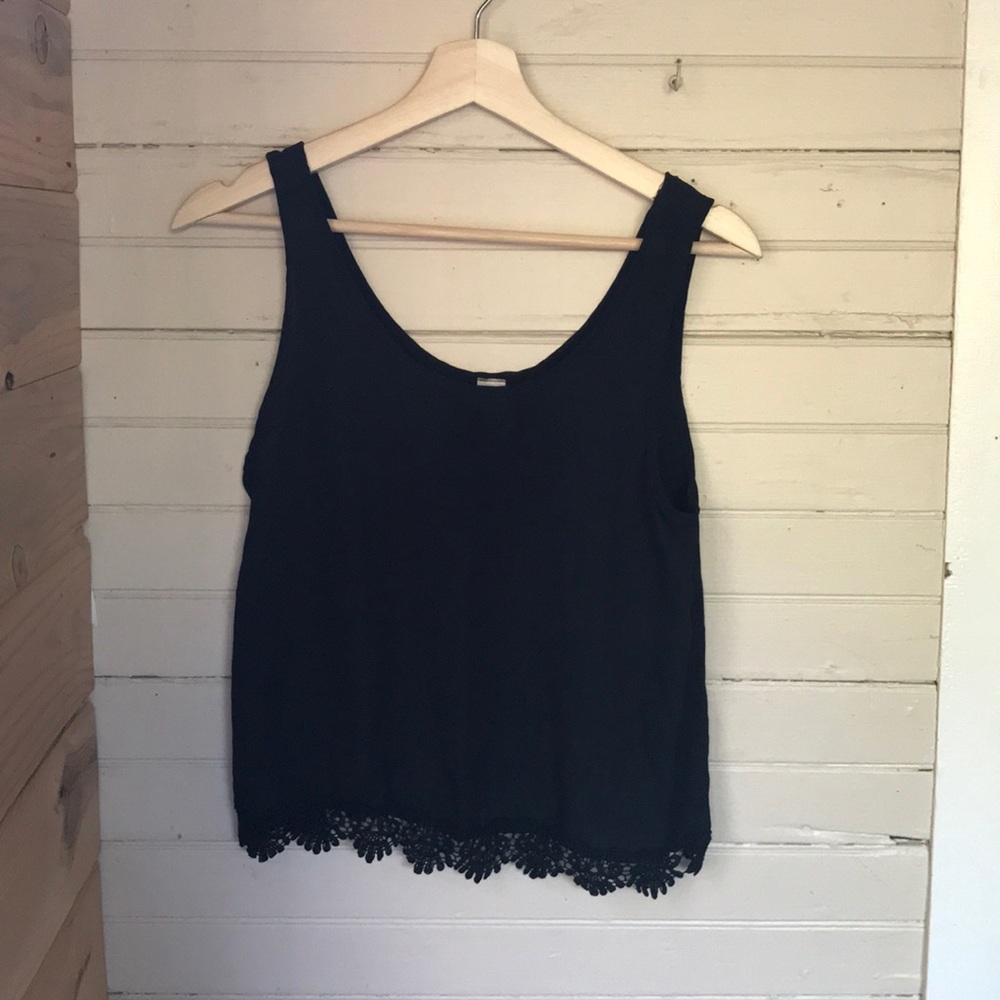 SOLD Black cropped tanktop with lace